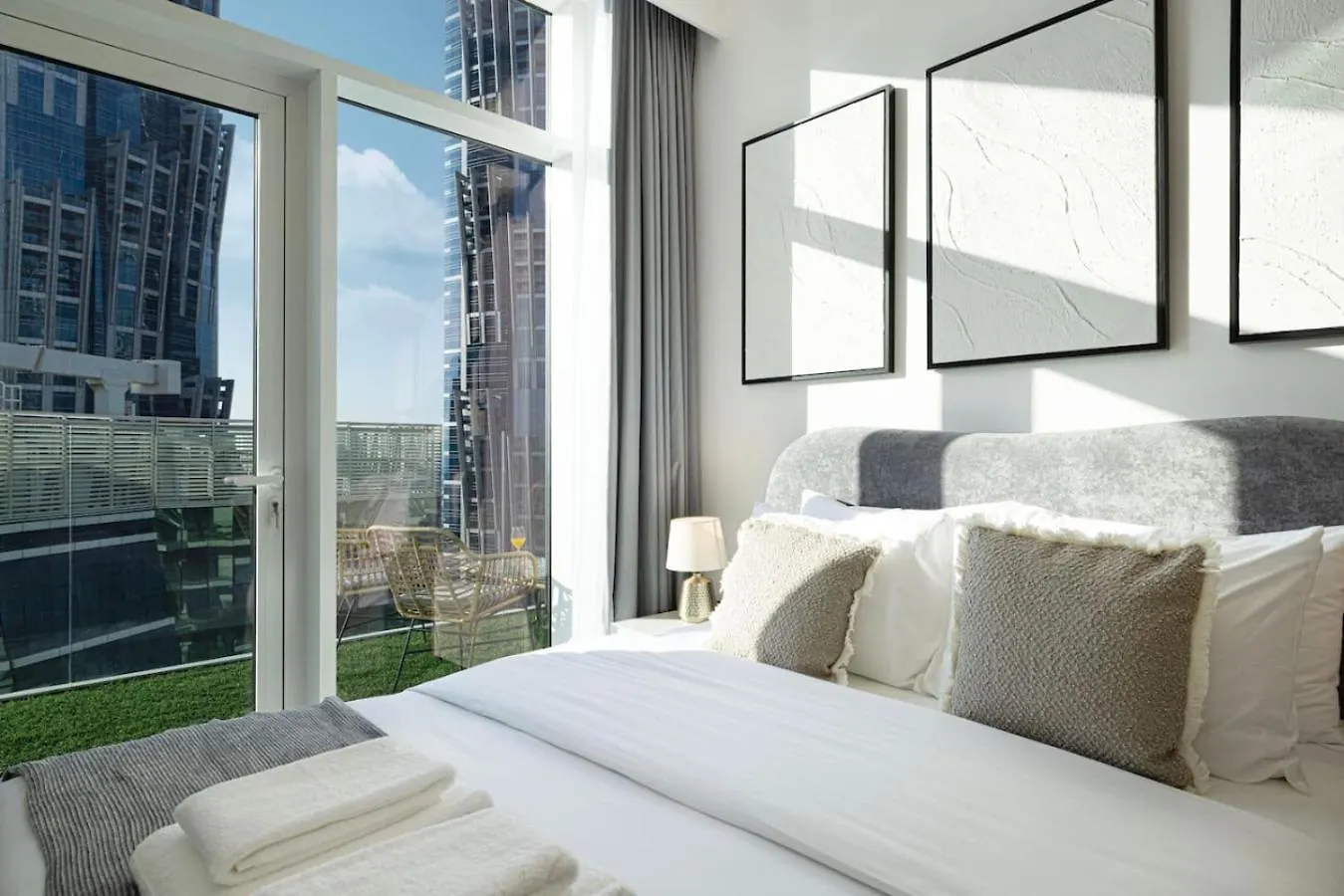 Infinity Pool - High-Floor Modern Comfort - Incredible Views - 2Br 8 Pax ドバイ アパート