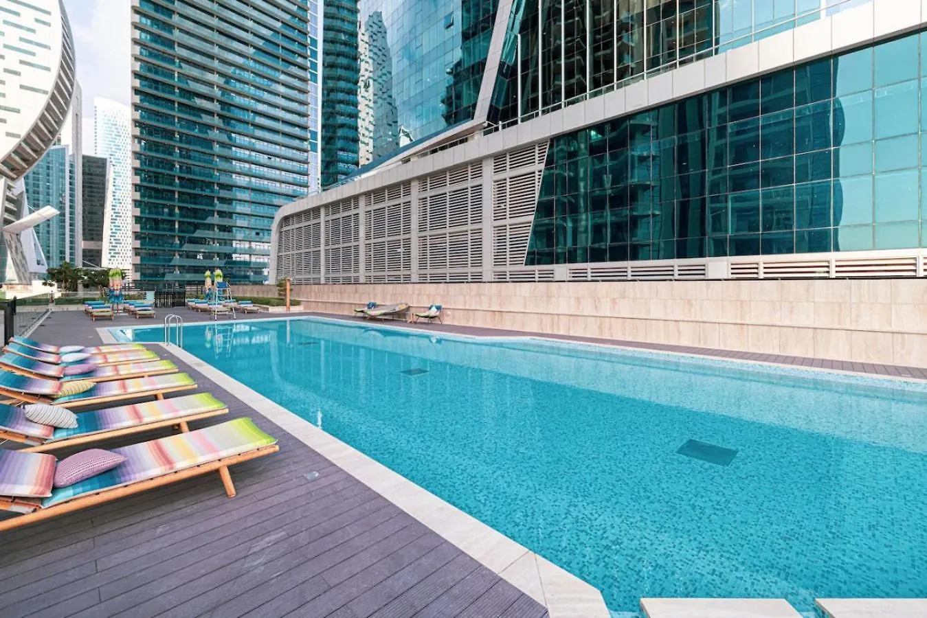 Infinity Pool - High-Floor Modern Comfort - Incredible Views - 2Br 8 Pax ドバイ