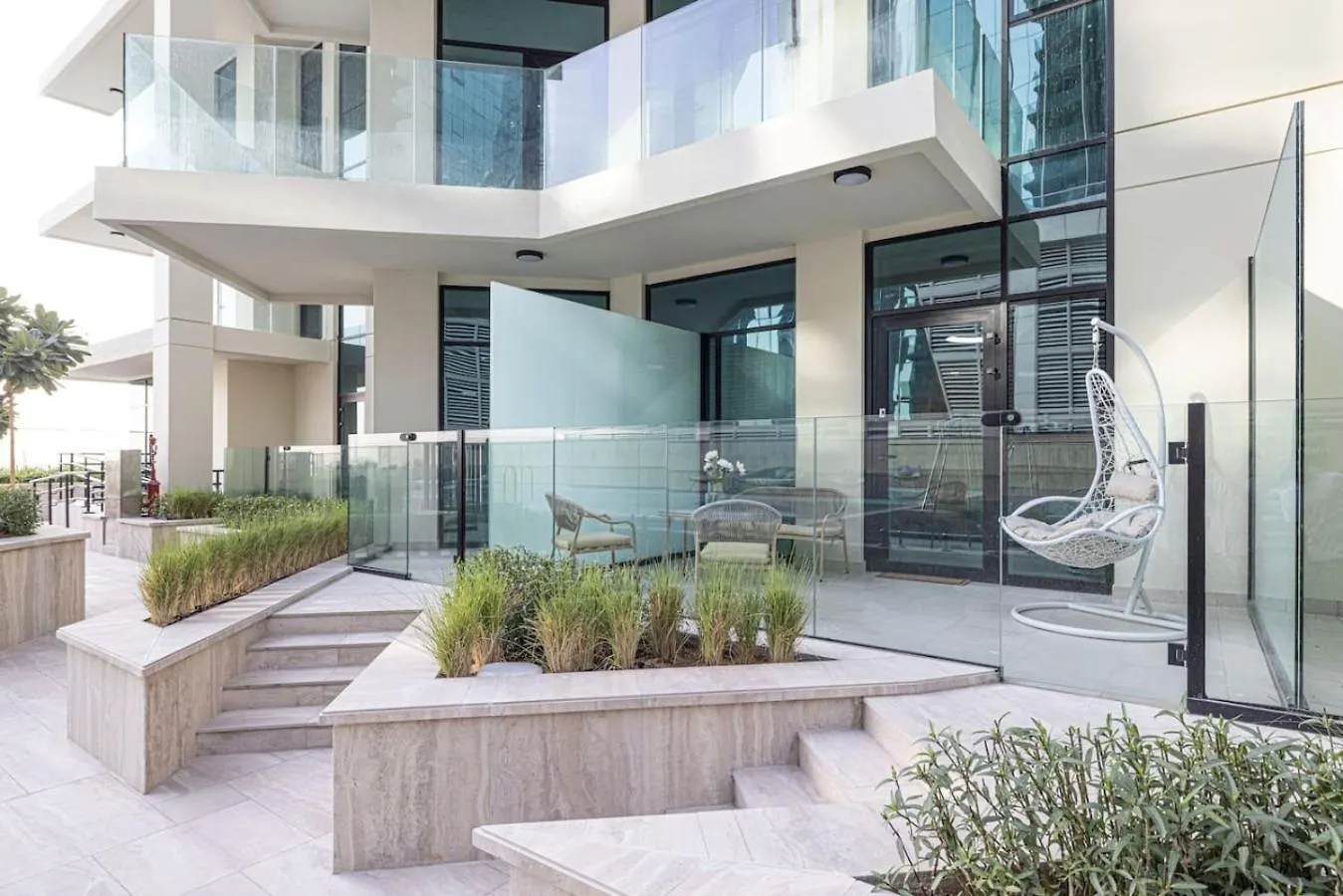 Infinity Pool - High-Floor Modern Comfort - Incredible Views - 2Br 8 Pax ドバイ