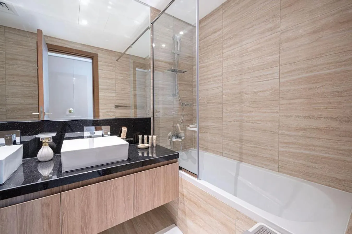 アパート Infinity Pool - High-Floor Modern Comfort - Incredible Views - 2Br 8 Pax ドバイ